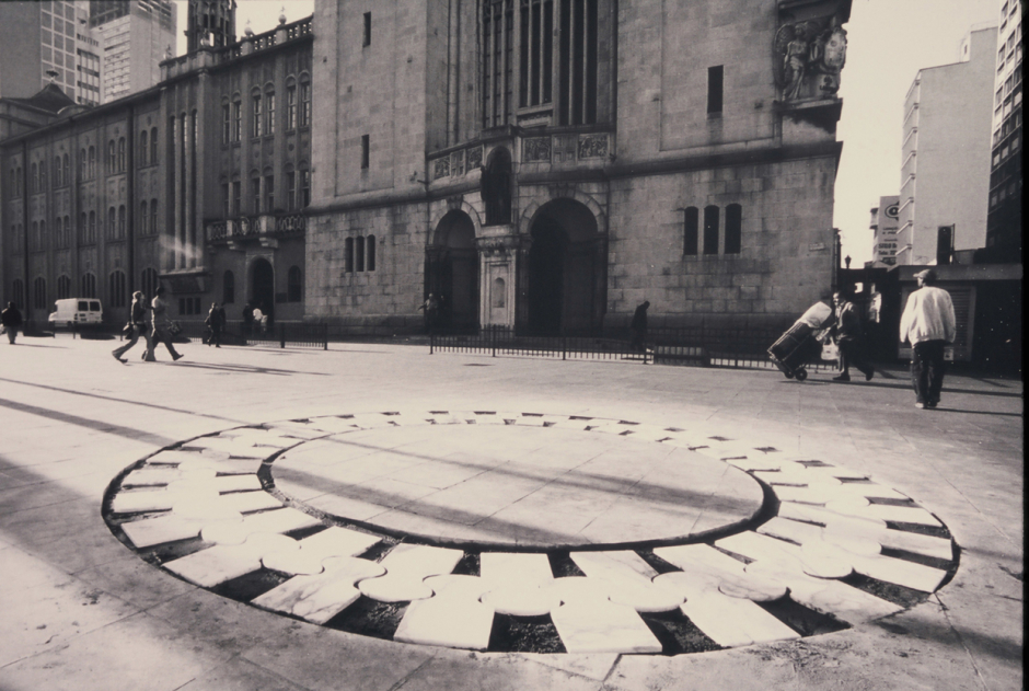 Mosaico Branco por 60 Mulheres/ White Mosaic by 60 Women – 2001 Mosaico Branco por 60 Mulheres/ White Mosaic by 60 Women – 2001