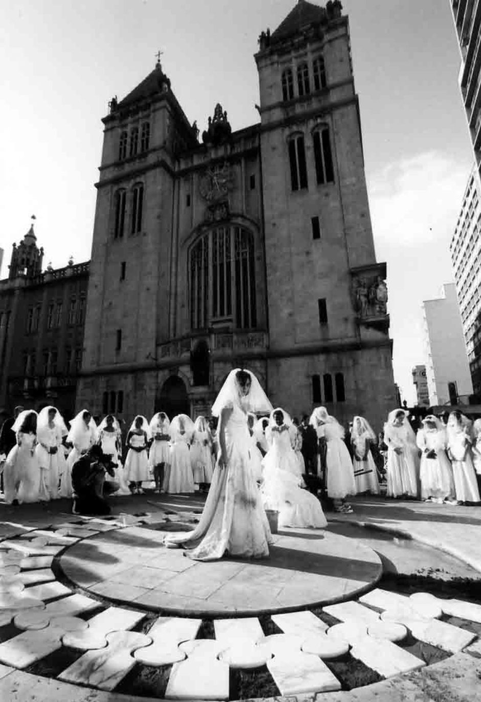 Mosaico Branco por 60 Mulheres/ White Mosaic by 60 Women – 2001 Mosaico Branco por 60 Mulheres/ White Mosaic by 60 Women – 2001