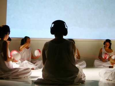 Y Pasa/ And So It Goes – 2008