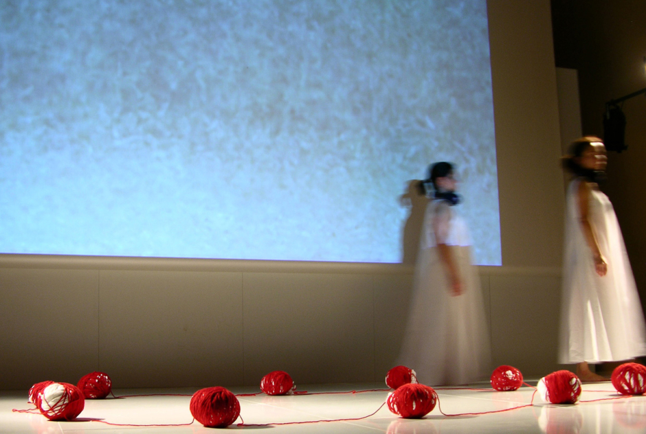 Y Pasa/ And So It Goes – 2008 Y Pasa/ And So It Goes – 2008